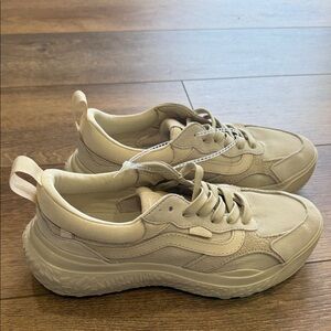 Vans Neutral-Tone Chunky Lace-Up Sneakers Size 8 Men / 9.5 Women.